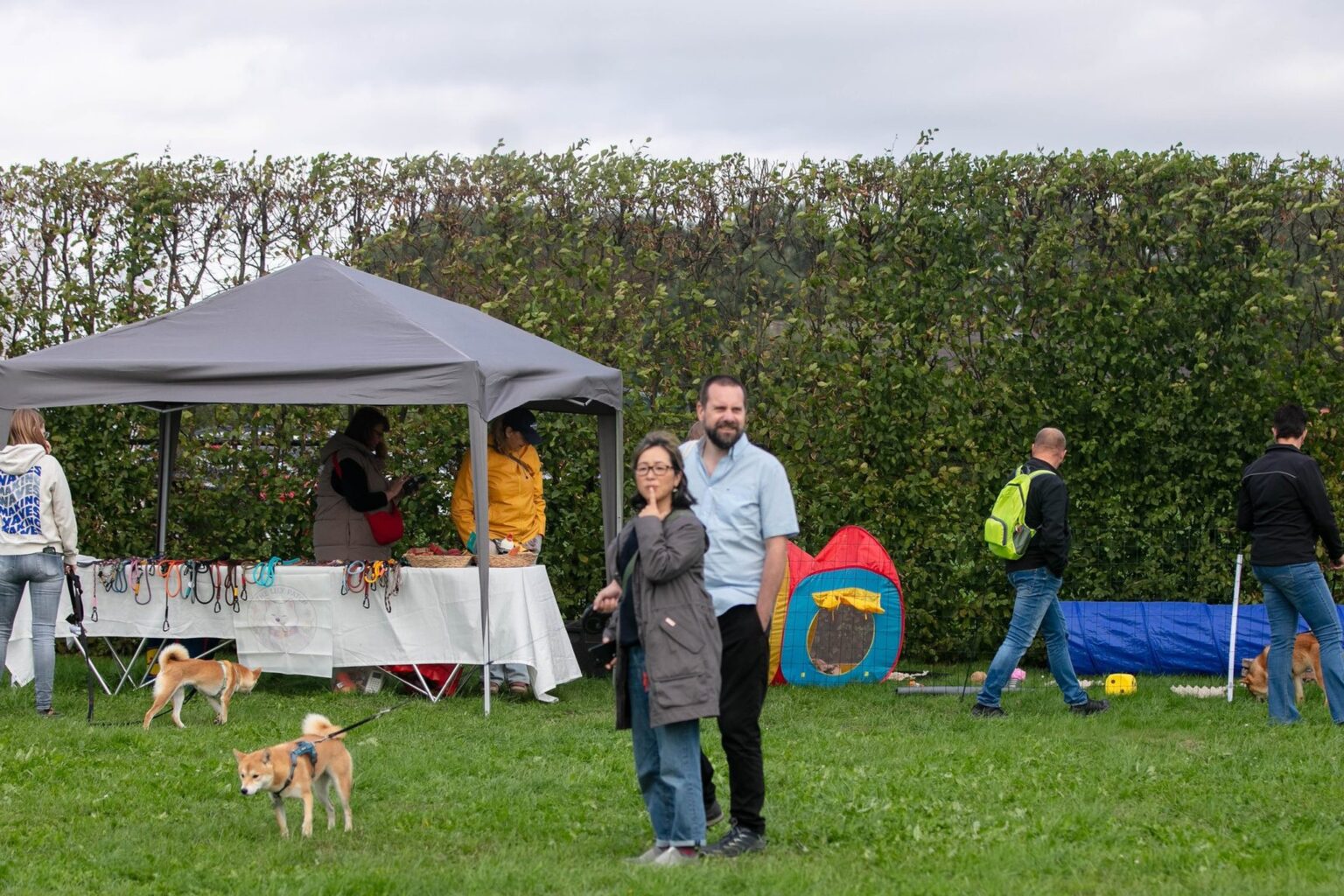 Kraam en behendigheidsparcours op een evenement van Inu no Kai
