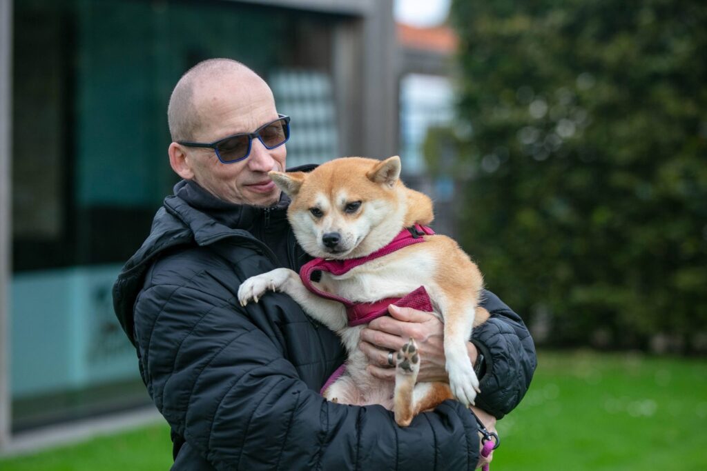 Deelnemer knuffelt zijn Shiba Inu