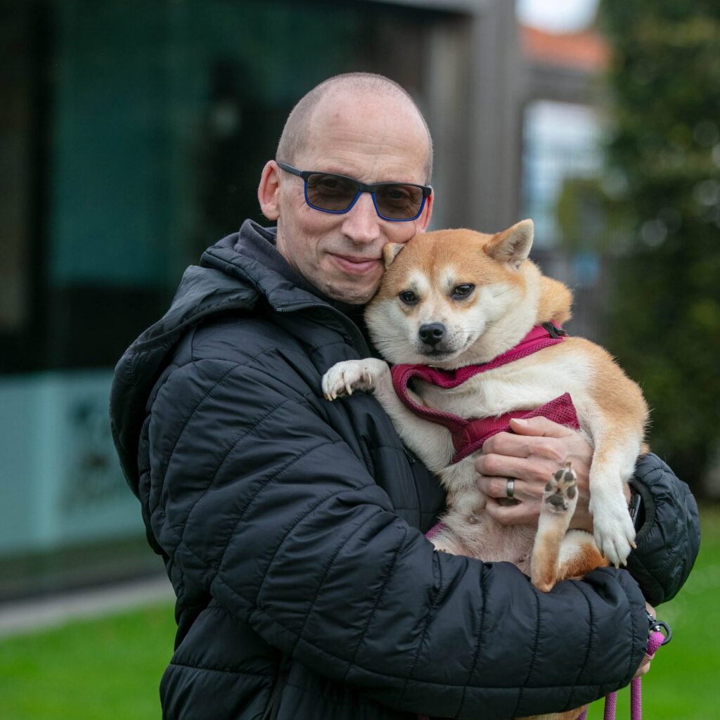 Deelnemer knuffelt zijn Shiba Inu