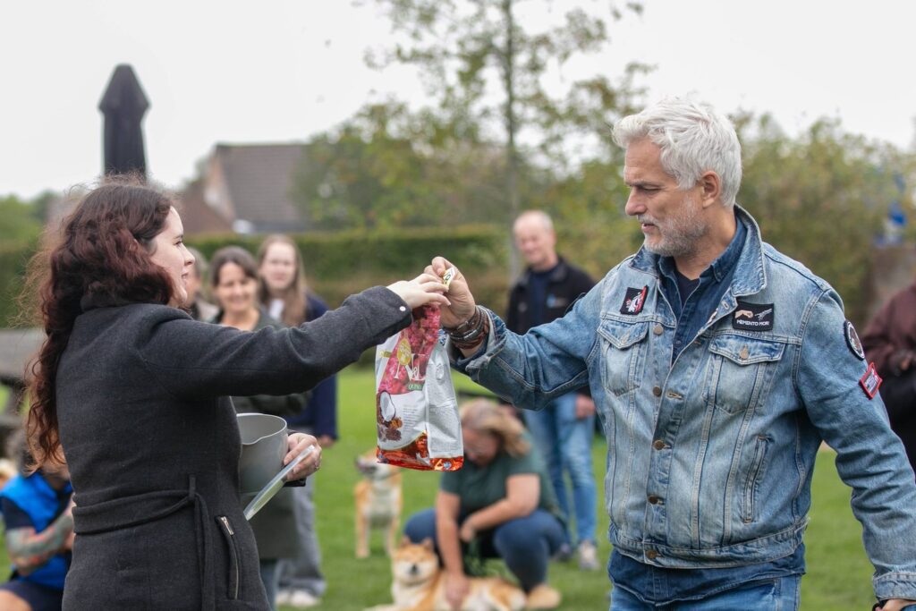 Een winnaar krijgt zijn prijs uitgereikt