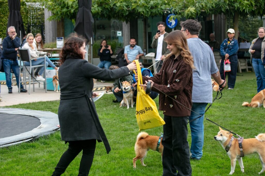 Uitreiking van goodiebags, met Shiba Inu's aan de lijn eromheen